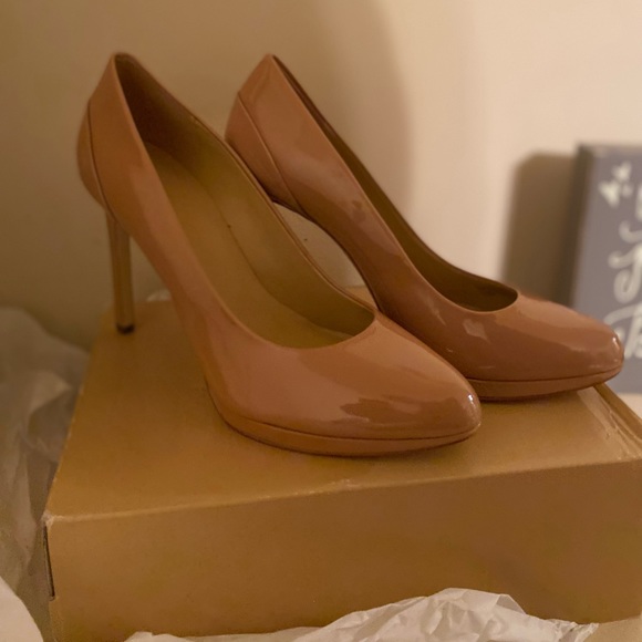NWT Tan Patent Leather Michael Kors Pumps - Picture 4 of 7